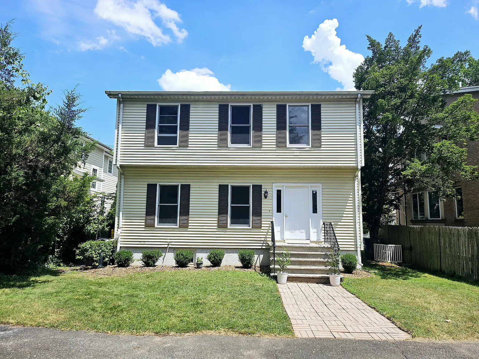 3 bed, 2.5 bath, 1750 sqft, $4,800 — Photo 1