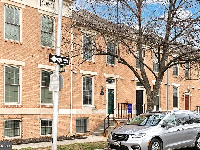 2816 Elliott St — Photo 3