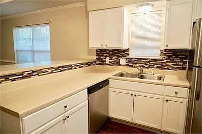 1205 Graham Avenue — Photo 3