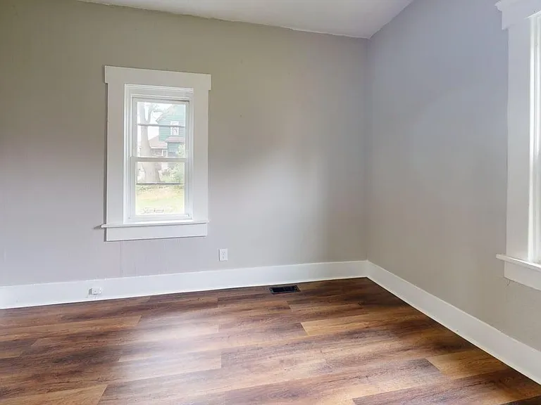2202 5th St NE — Photo 5