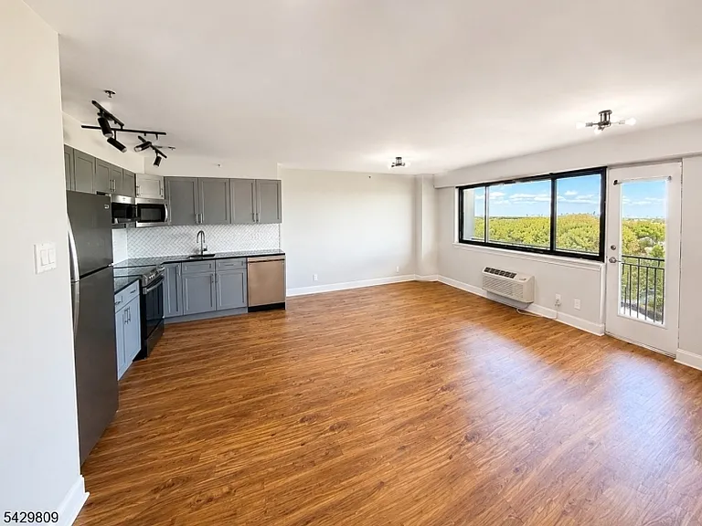 60 Parkway Dr E #9B — Photo 3