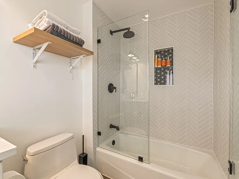 1824 Webster Ave — Photo 32
