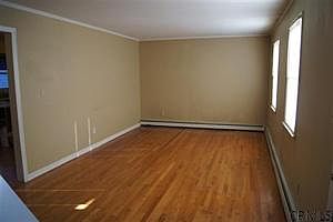 4th image of 12 Evelyn Dr