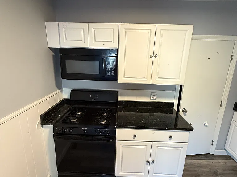 83 E Main St #1R — Photo 2