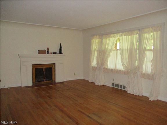 3rd image of 727 Canterbury Ln
