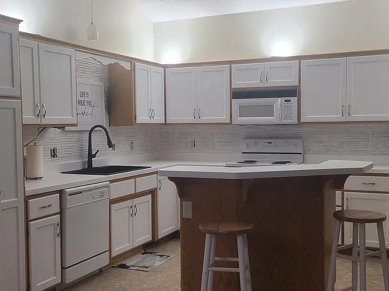 Kitchen and Bar / Island