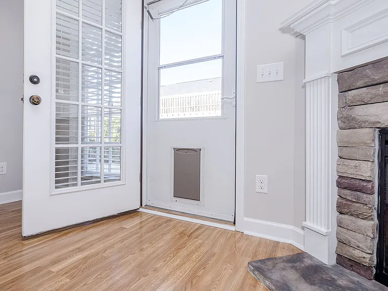 304 York Ln — Photo 15