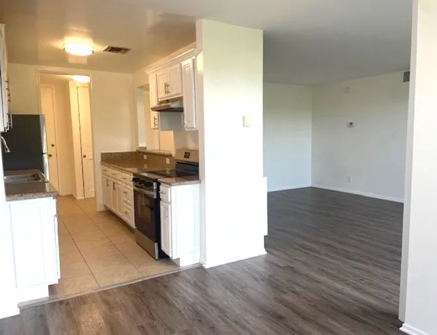 125 N Barrington Ave — Photo 1
