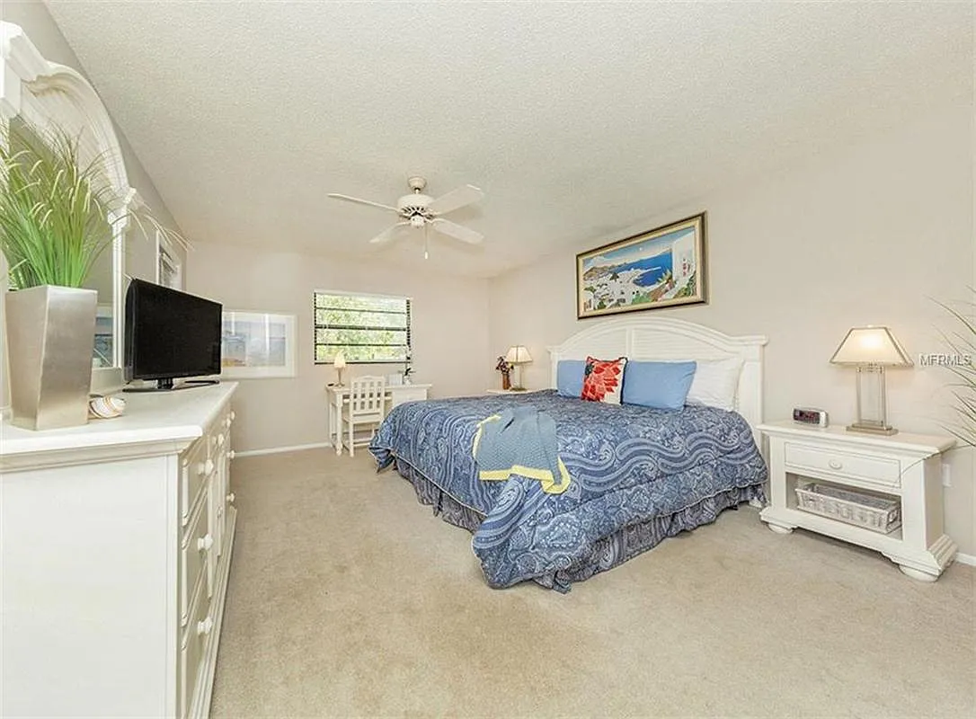 Building Photo - 360 Three Lakes Ln #J