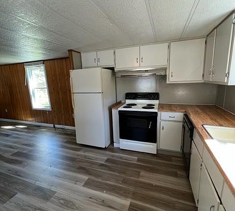 4th image of 979 Essex St
