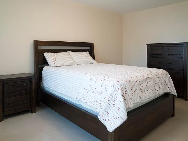 424 N Riverside Dr — Photo 10