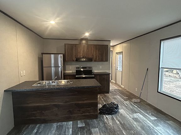 4th image of 205 Addison St