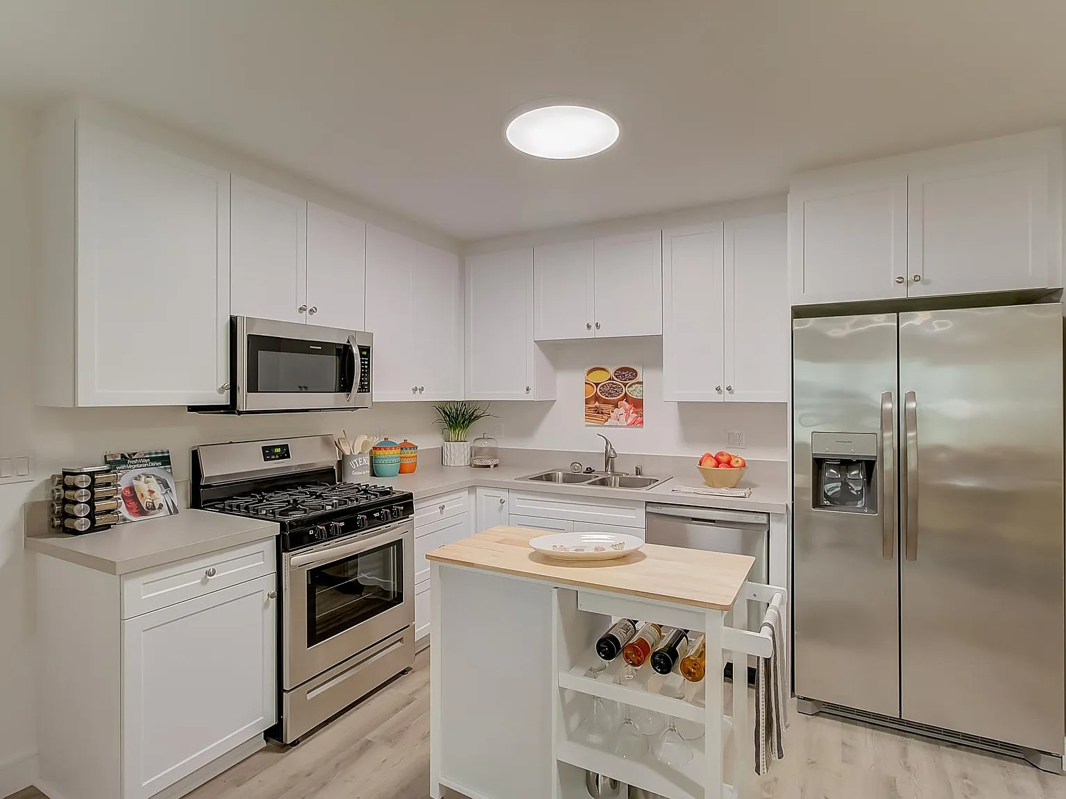 The Kingsley Diplomat Apartments — Photo 2
