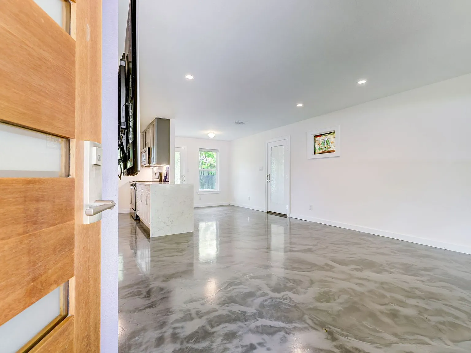 Fabulous Rental in Trendy South Austin Location — Photo 2