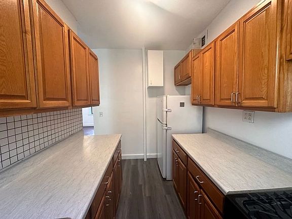 2nd image of 2106 35th St #4th
