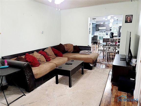 2nd image of 138 Euclid St