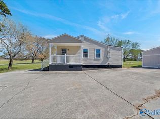 27792 South Rd, Athens, AL 35613