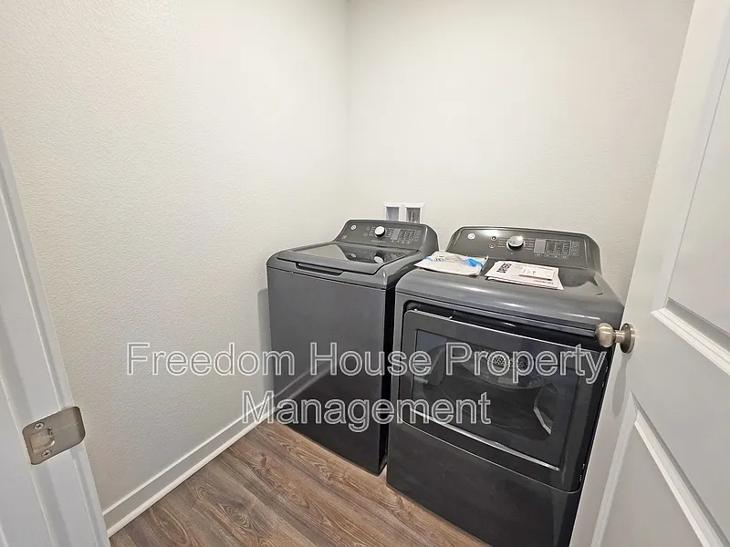 3 bed, 2.0 bath, 1290 sqft, $1,926 — Photo 4