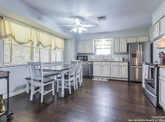 5th image of 2210 Pear Blossom St