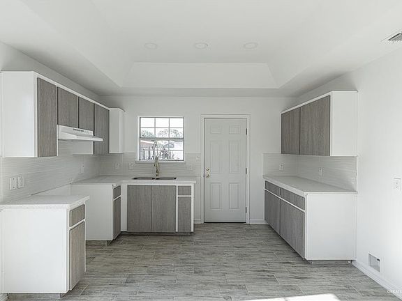 3rd image of 2040 Carranza St