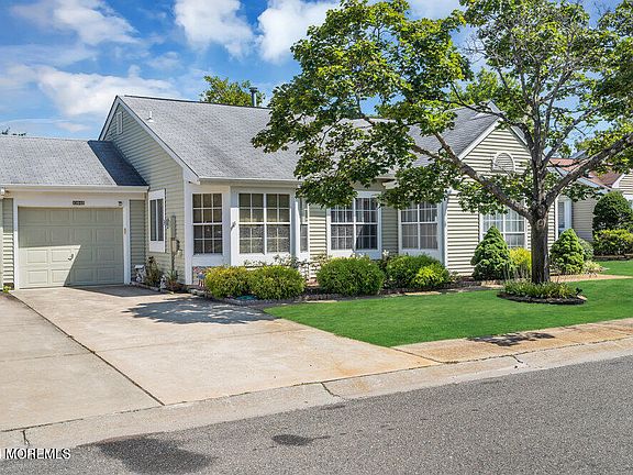 4th image of 1084 Canterbury Drive #B