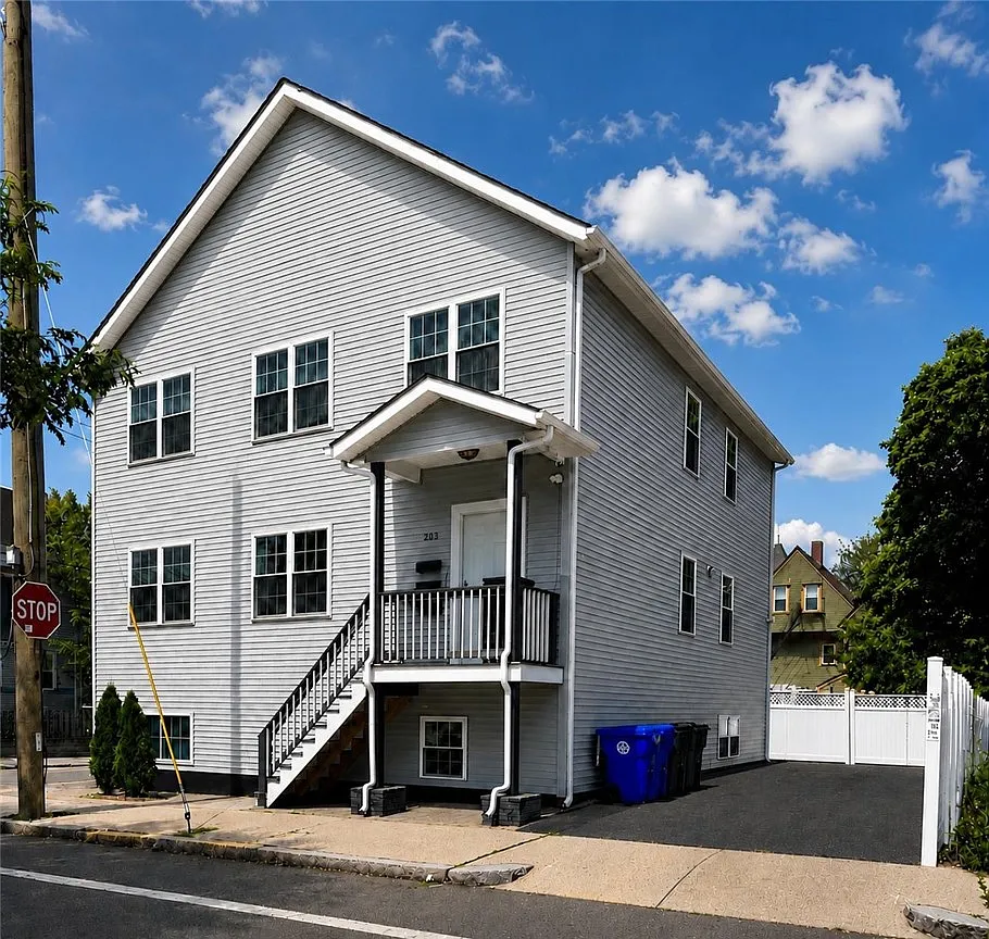 3 bed, 1005 sqft, $2,500 — Photo 1
