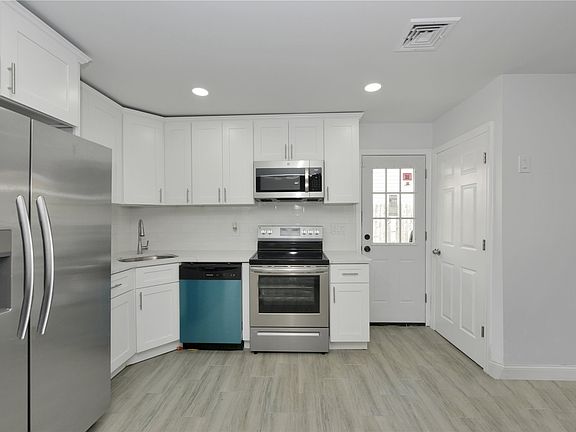 3rd image of 40 Stuyvesant Ave