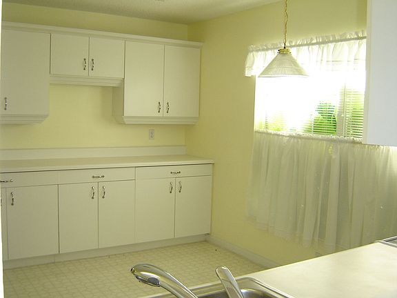 Impecable Eat In Kitchen