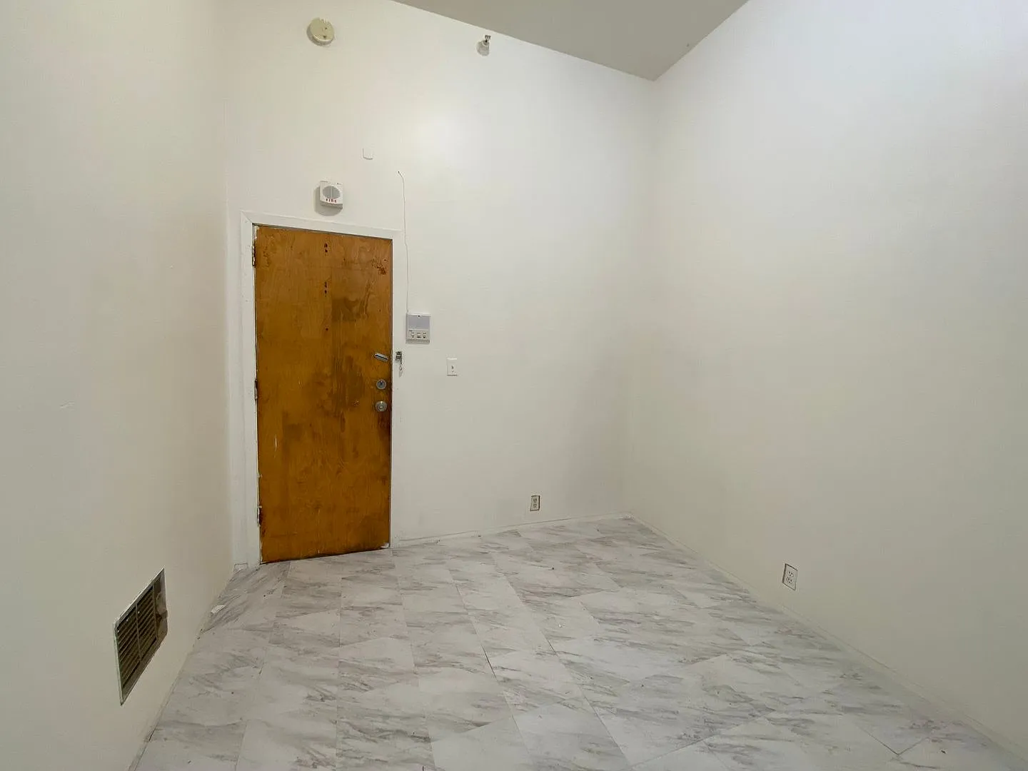 Private SRO Room located near Financial District and Downtown — Photo 2