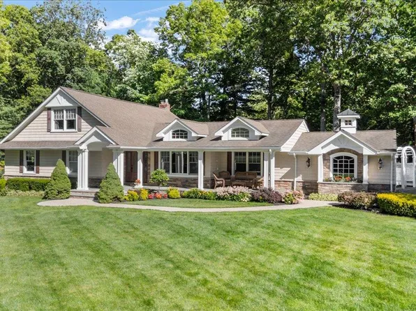 10 Serene Court, Dix Hills, NY 11746