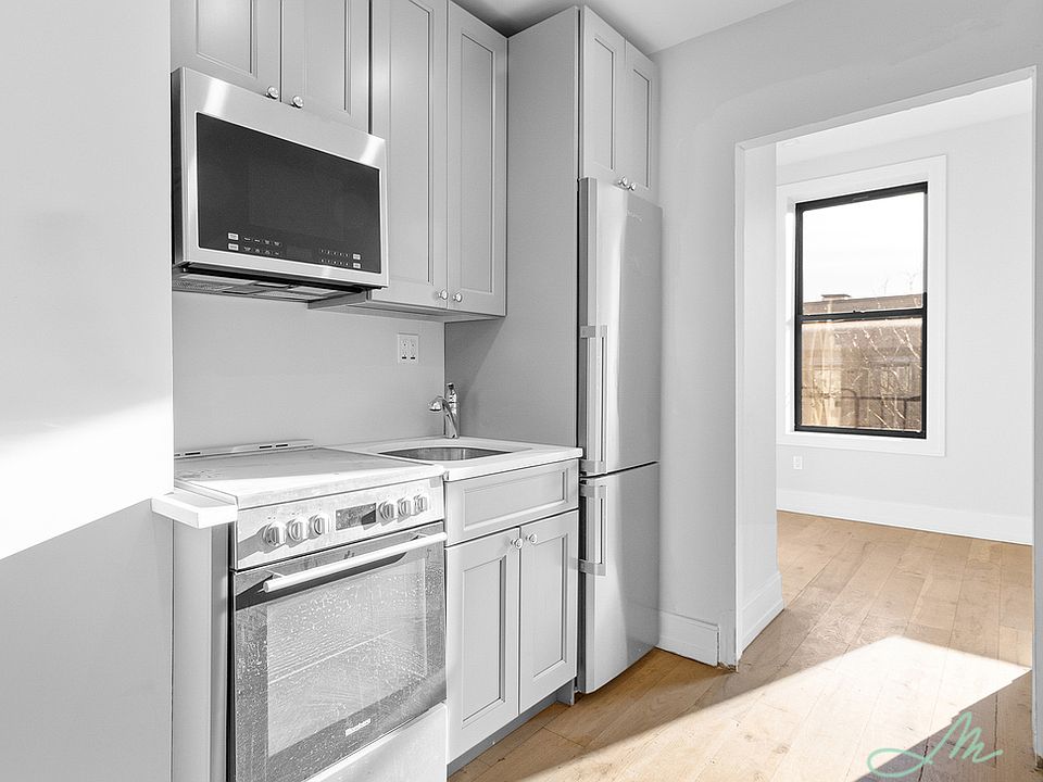 1st image of 221 E 10th St APT 20