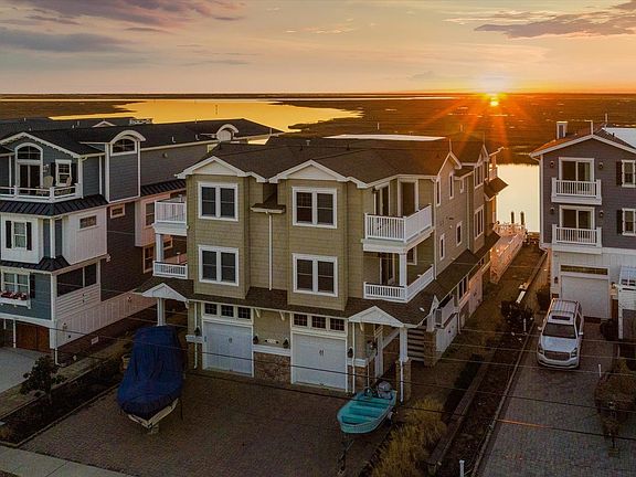 3rd image of 5724 Sounds Ave N #Sea