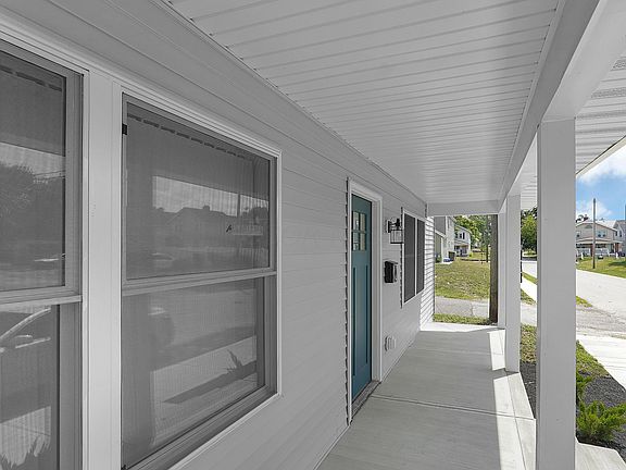 3rd image of 928 Siebert St