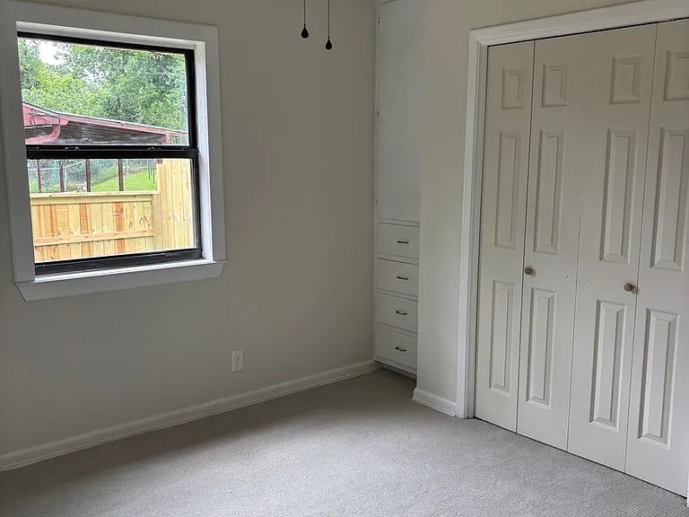 217 Ross Ave — Photo 6