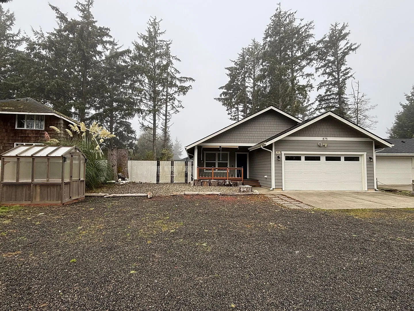 Gardner's delight with this spacious 3-bedroom home! — Photo 2
