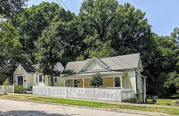 2nd image of 913 Clarendon St