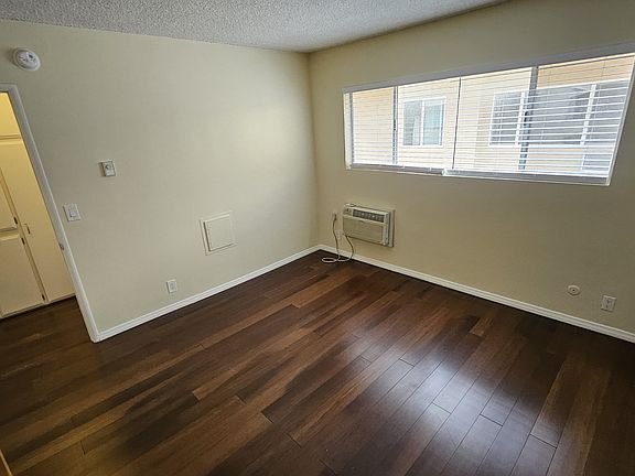 5th image of 2130 N Beachwood Dr #3