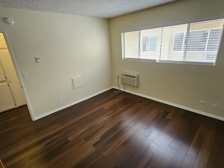 2130 N Beachwood Dr #3 — Photo 5