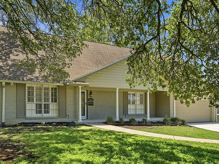 3206 Albin Dr — Photo 2