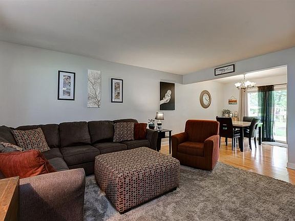 3rd image of 79 Robinhood Dr