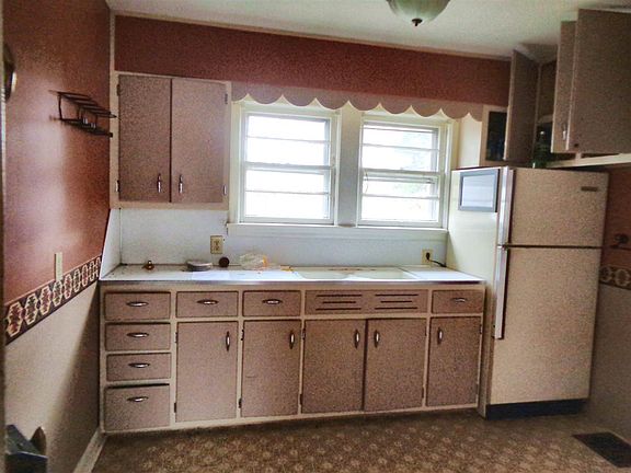 3rd image of 509 Edgewater Dr