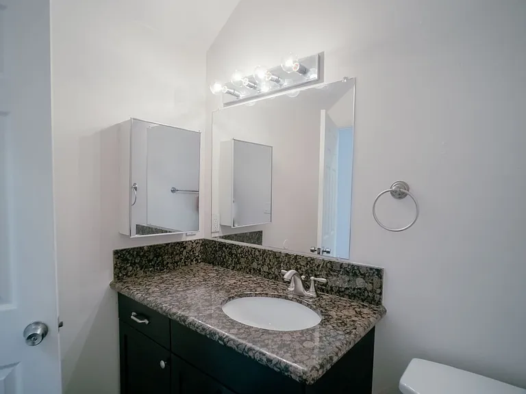 Parkway Plaza Apartments — Photo 30