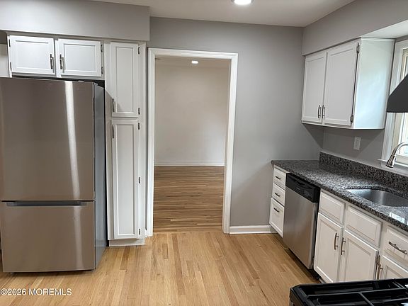 3rd image of 19 Lennox Ave