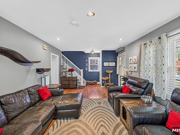 4th image of 446 Clifton Ave