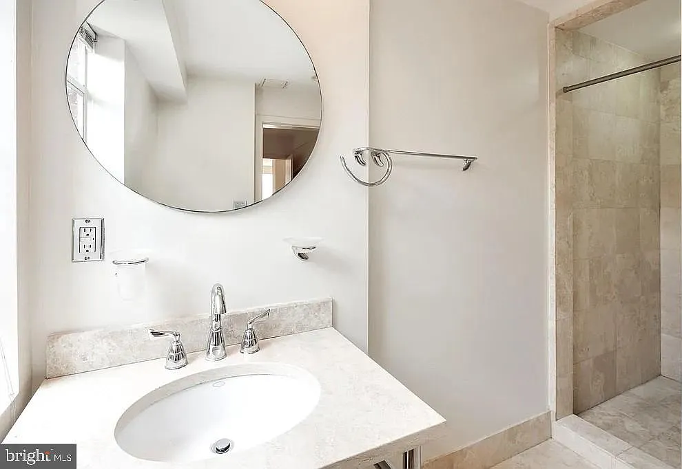 1 bed, 1.0 bath, 631 sqft, $2,567 — Photo 2