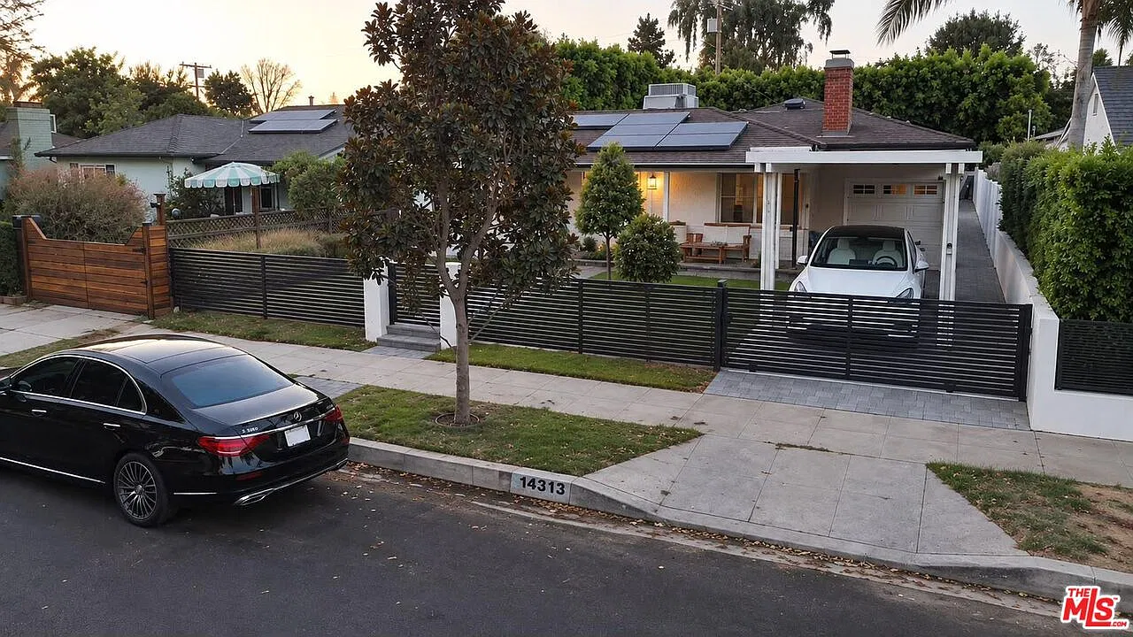 3 bed, 2.0 bath, 1345 sqft, $5,600 — Photo 2