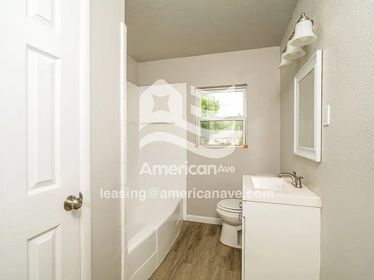 1040899_010_main_bathroom_11.jpg