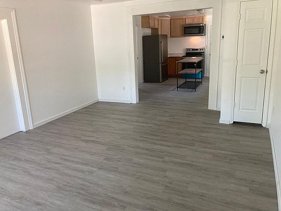 4th image of 804 Rikard St
