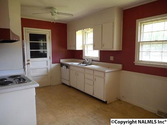 4th image of 601 Marguerite Dr NW
