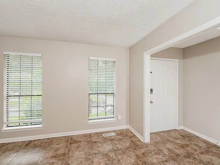 1100 Westchester Pkwy — Photo 6